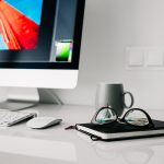 ALT: Un espace de travail moderne avec ordinateur et accessoires de bureau