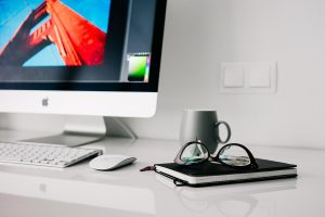 ALT: Un espace de travail moderne avec ordinateur et accessoires de bureau