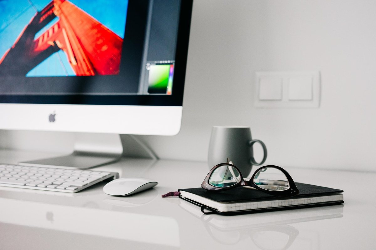 ALT: Un espace de travail moderne avec ordinateur et accessoires de bureau