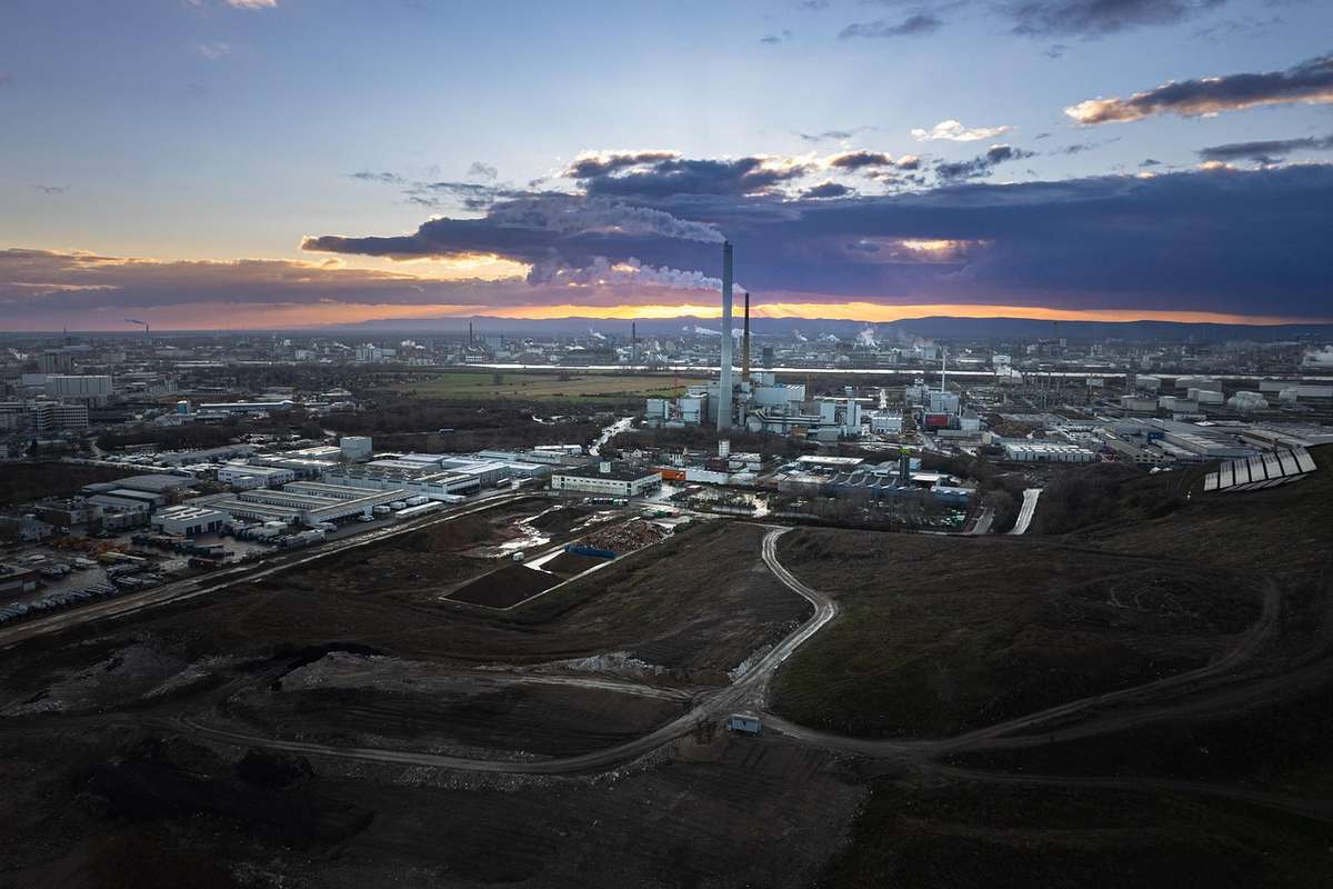 Vue aérienne d'une usine industrielle avec cheminées et ciel crépusculaire Vue aérienne d'une usine industrielle avec cheminées et ciel crépusculaire