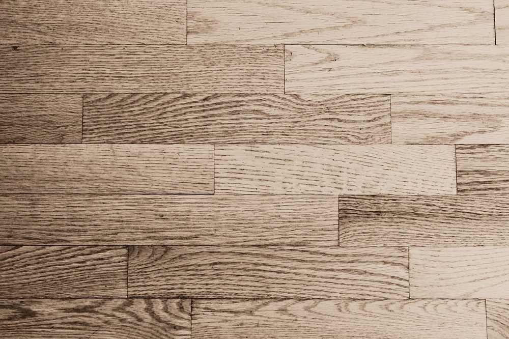 Parquet en bois clair avec nervures visibles sur le sol