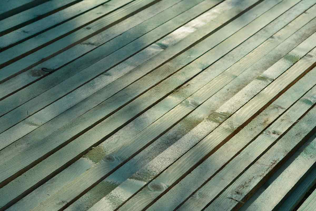 Protéger une terrasse en bois avant les grosses pluies d'automne