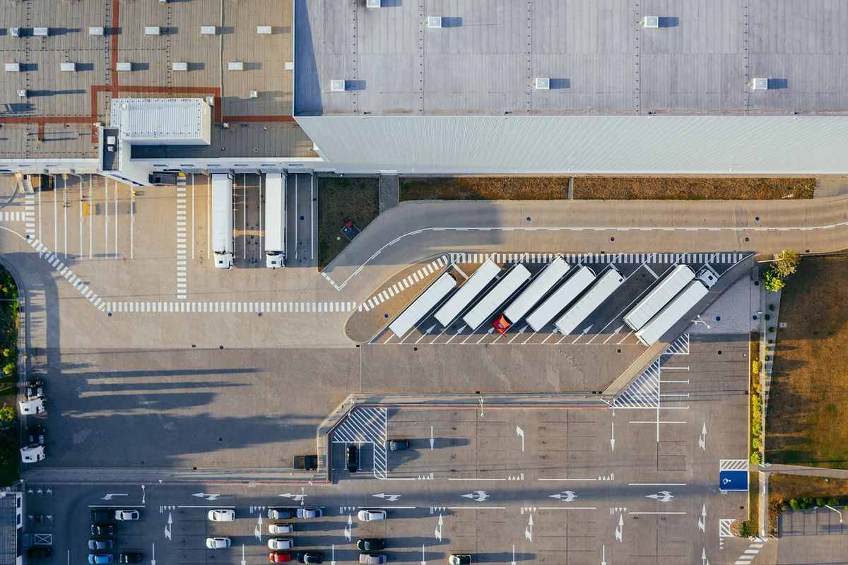 Vue aérienne montrant un parking des camions et des bâtiments industriels Vue aérienne montrant un parking des camions et des bâtiments industriels