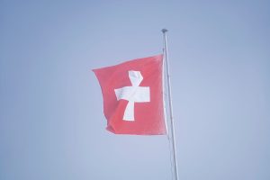 Drapeau rouge suisse avec croix blanche au vent