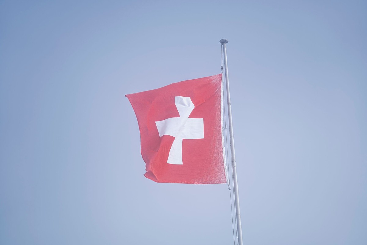 Drapeau rouge suisse avec croix blanche au vent