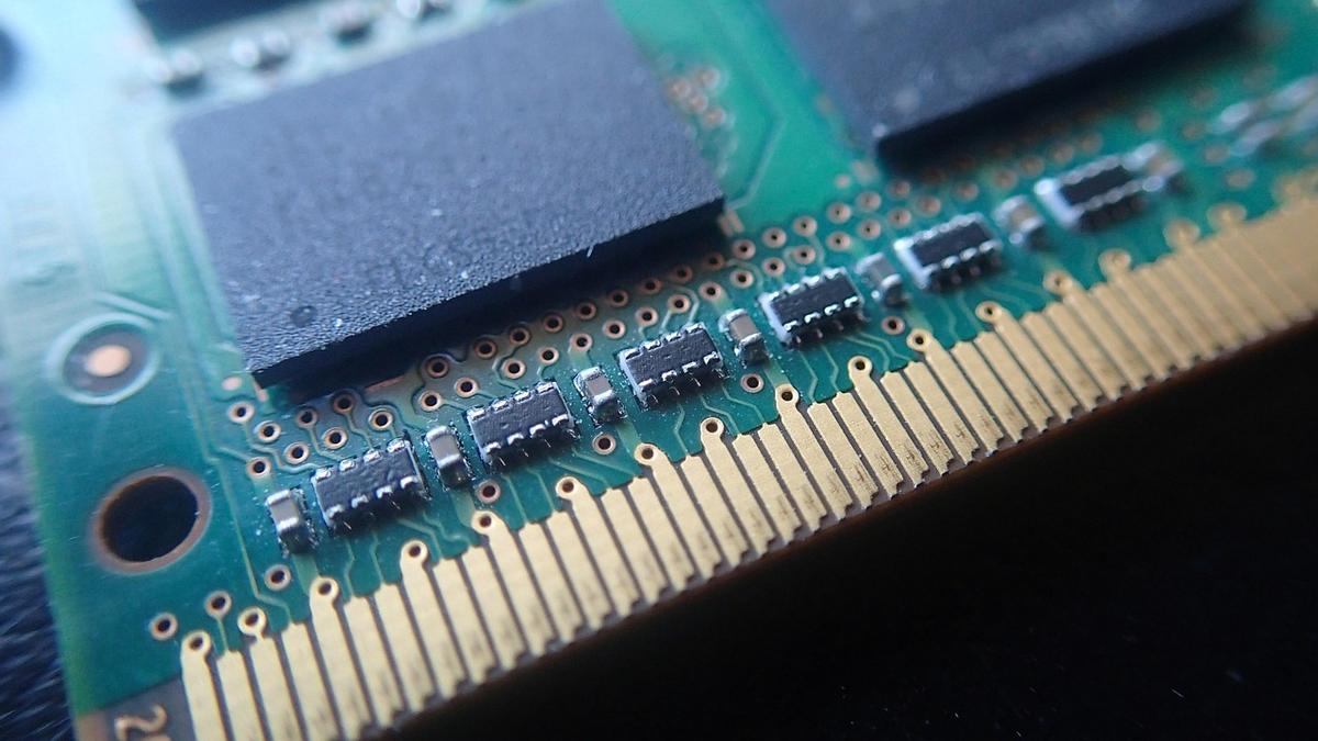 Carte mémoire RAM avec puce principale et connecteurs dorés Carte mémoire RAM avec puce principale et connecteurs dorés