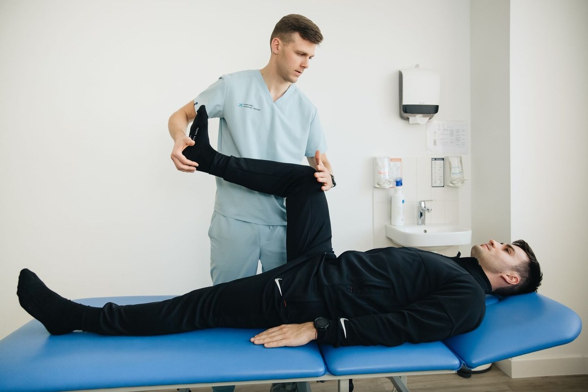 Manipulation de la jambe par un professionnel de santé dans un cabinet médical Manipulation de la jambe par un professionnel de santé dans un cabinet médical